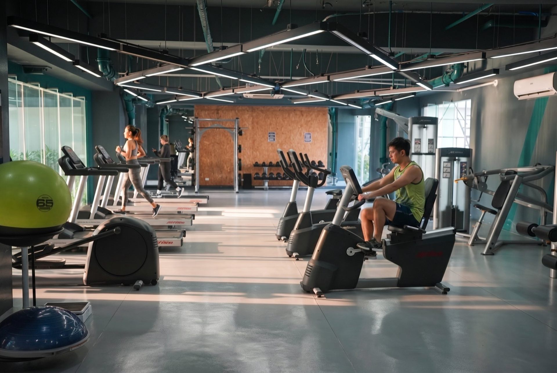 Residents working out in the Solstice fitness gym